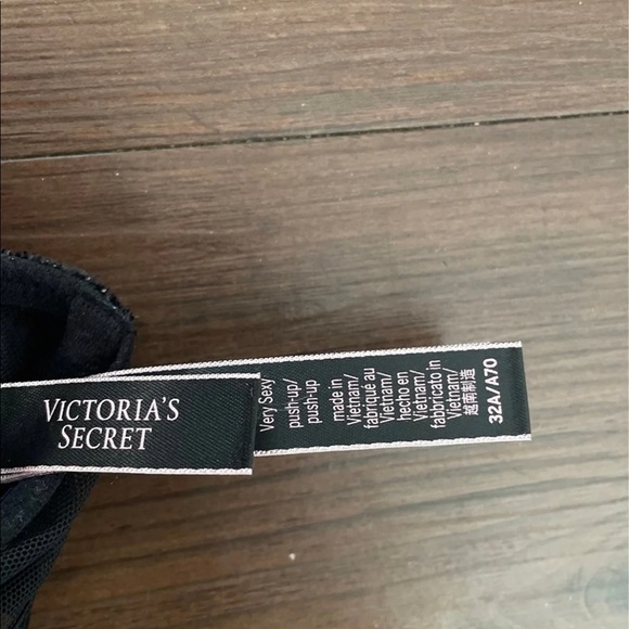 Victoria’s Secret Black Velvet Push Up Bra 32A - Picture 3 of 3